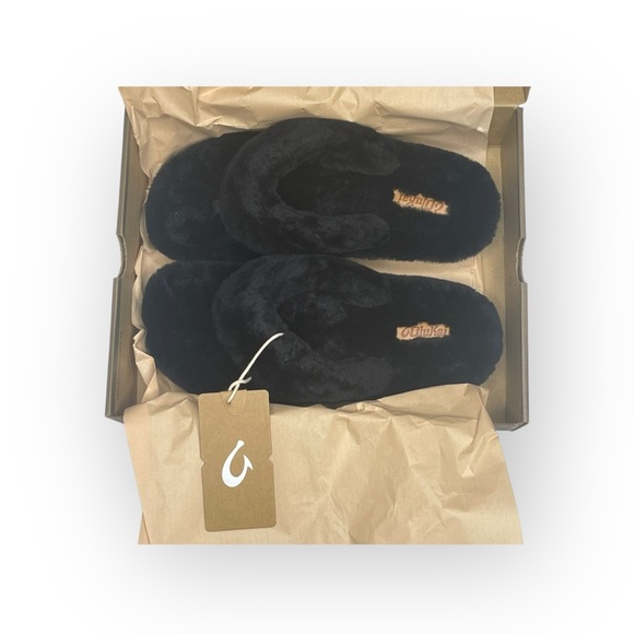 new Olukai ʊ Shearling Fur Outdoor Slipper Thong Sandals ʊ Black 9M ʊ in Box - Picture 10 of 17